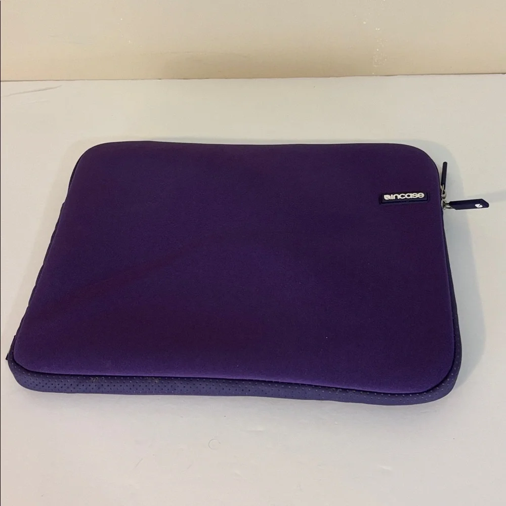 Incase Women's iPad Padded Zippered Bag in Purple